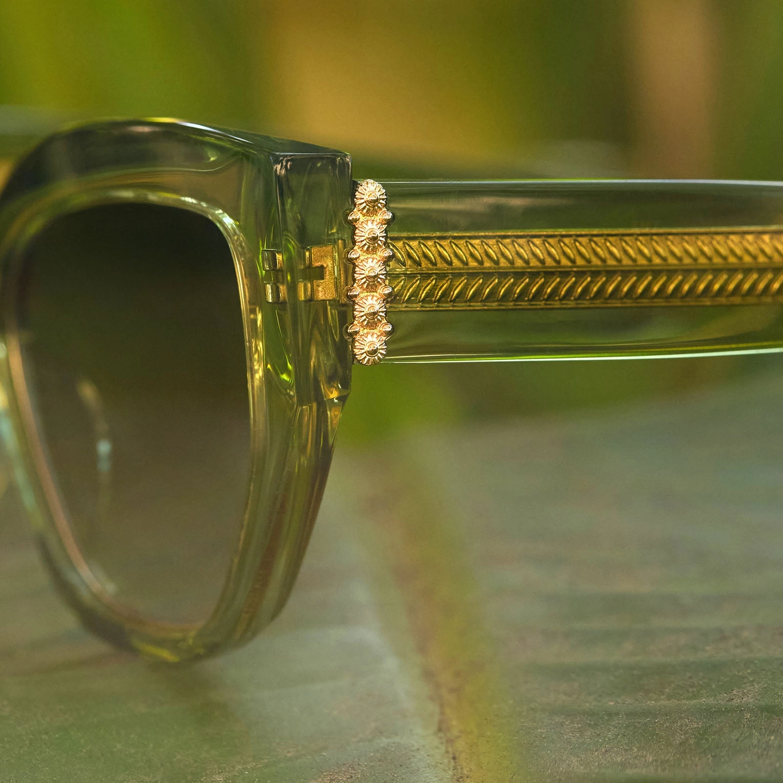 THE WHITE LOTUS - THAILAND   LIGHT GREEN CRYSTAL   OLIVE GRADIENT SUNGLASSES